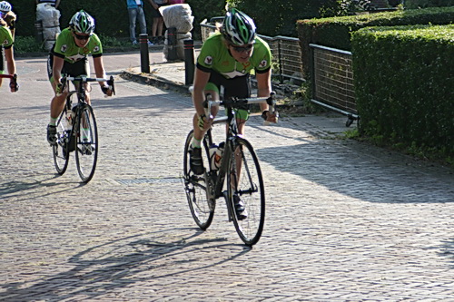 Hier gaat het nog goed met de jagende trein van de groenhemden. Maar......