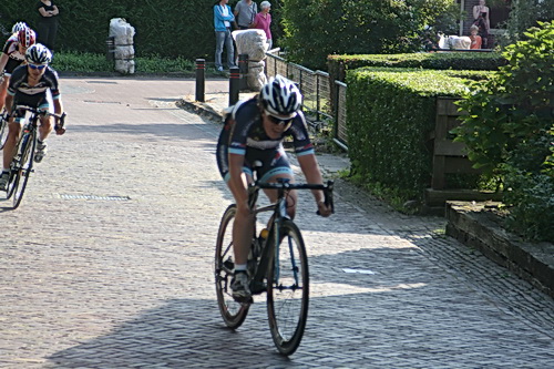 Hé, dit kon wel eens de beslissende jump zijn van latere winnares Karen Elzing uit Schoonebeek. Talent heeft ze, en kracht deze keer ook, en koersinzicht! En een goede coach, Thijs Rondhuis!