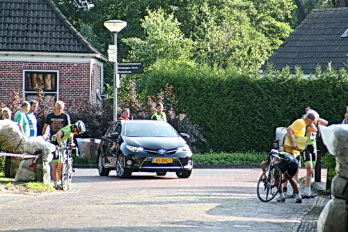 O, o.... HIer ging het even faliekant mis..... Een valpartij waarbij in ieder geval drie groenhemden zijn betrokken. Voornaamste slachtoffer: Janneke Ensing, winnares in 2012. Heel jammer, ook voor de wedstrijd zelf. Niet alleen zij valt uit (vooral vanwege de kapotte fiets), ook twee anderen kunnen niet verder: Inge Visser (Leeuwarden) en Harriette Keuning-Knol (Tolbert). Nee, gelukkig geen brancards of ambulances.... Beterschap!