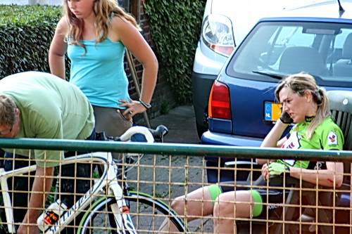 Tja, op zo'n moment kan ik me voorstellen dat je als renster denkt: "Is dit wel een leuke sport?" En toch..... Gauw weer op de fiets, Ingrid!