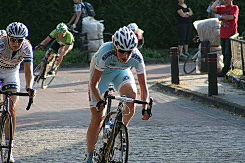 Ook hier kun je zien hoe slopend zo'n ronde kan zijn, verbrokkeling alom. Judith Bloem in het lichtblauw, maar wie is de witte? Esra Tromp? 