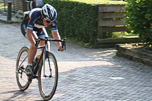 Kijk, zo fietst een 'winner'! Hier gaat Karen Elzing (Schoonebeek) na een alles beslissende demarrage. Er zijn nog heel wat kilometers voor de boeg, maar ze blijft weg, uit de greep van de achtervolgers!