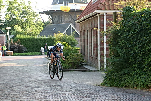 Karen Elzing behoudt een geruststellende voorsprong, de achtervolgers hebben het nakijken.
