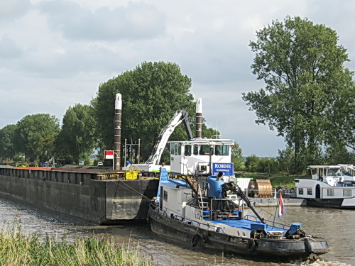 De grote bak wordt geduwd door de sterke "Robyne" met ongetwijfeld verfijnde apparatuur aan boord!