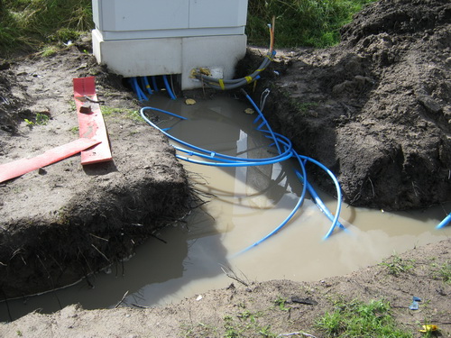 Op weg naar huis nog meer water, in de sleuf bij het nieuwe "stroomkastje", dichtbij de plaats waar de tunnel komt onder de Langestraat Zuid. Nee, de nieuwe kabels sterven geen verdrinkingsdood....
