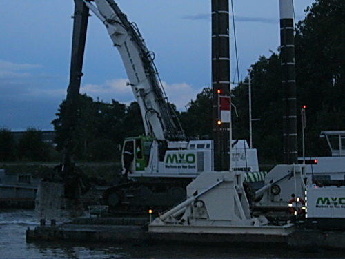 Zo'n avondkiek heeft zo zijn beperkingen, maar het geeft een indruk van de grijpgraagte van de kraanmachinist.