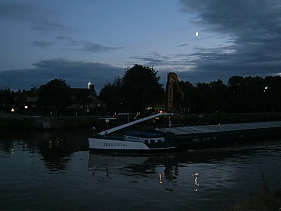 Als ik de route neem langs het kanaal westwaarts, passeert er juist een binnenvaarder langs de plek waar de STERKkraan op de dag van morgen ligt te wachten. De "Linquenda", middelgroot. Toch nog maar even op zoek naar gegevens....