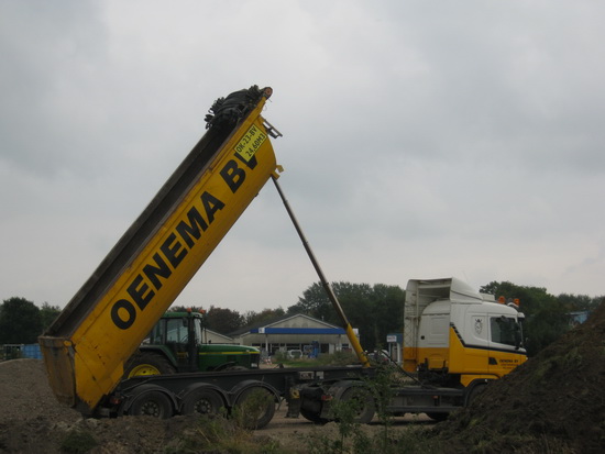 Op het vroegere Van-der-Veenterrein wordt intensief gewerkt aan een nieuwe omleidingsweg. Hier een kiepauto met een lading ondergrond voor de aansluiting op de N355. Een illustratie van het feit dat bij dit project vele bedrijven zijn  betrokken!