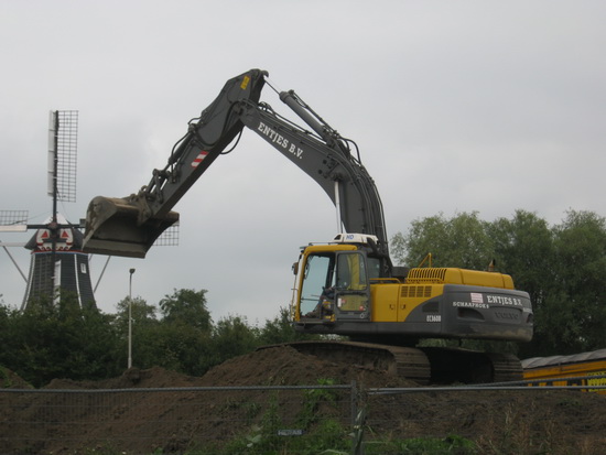 Foto vanaf het begin van de Mokkenburgweg. Nee, de grijper doet geen poging de trots van Noordhorn een paar wieken afhandig te maken....