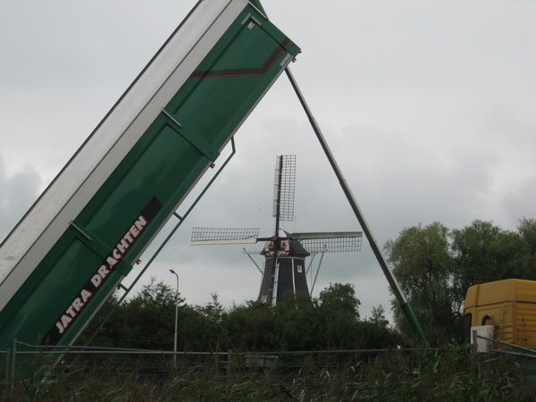 Iets dichterbij gehaald, de molen "Fortuna" past zo mooi in de gevormde driehoek....