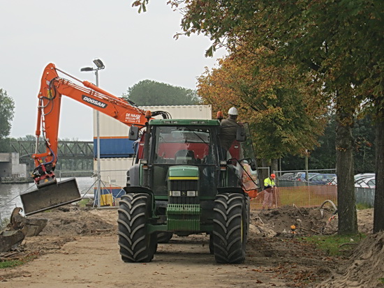 Een andere plaats "where the action is..." Doorgelopen naar het kanaal waar alles in gereedheid wordt gebracht voor de verzinking van de gasbuis, ergens halverwege oktober. Belangrijke plek, er is zelfs cameratoezicht! 