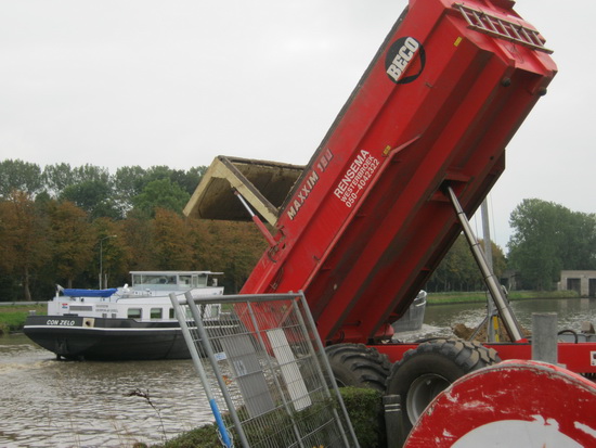 Ook hier kiepkarren in volle actie, grond van de ene plek naar de andere, en dan weer.....