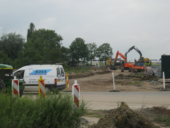 Verder maar weer... Naar de plaats waar de huizen aan de Langestraat Zuid werden afgebroken ten faveure van een niet door iedereen omarmde tunnel.... Toenemende drukte, koortsachtig wordt de verdere gang van zaken voorbereid.