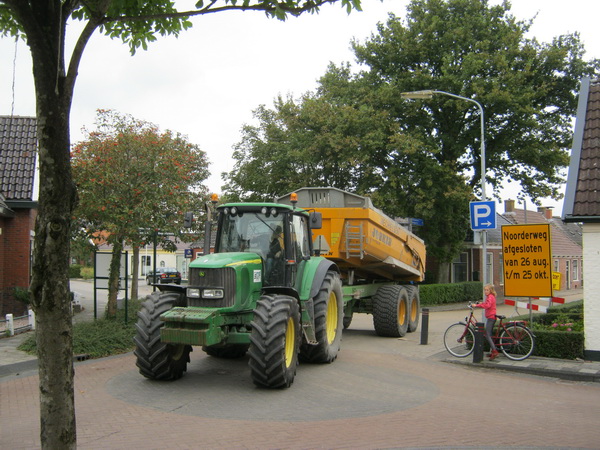 Je zou het bijna vergeten, maar er wordt ook gewerkt aan de vernieuwing van de riolering in de Noorderweg en de Norritsstraat. Hier een chauffeuse die achteruit rijdend een lading zand richting T-kruising Noorderweg-Norritsstraat brengt.