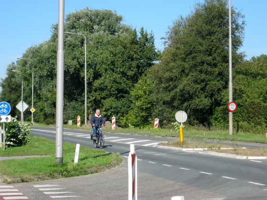 Nu is er een "dood" stuk N355 tussen kruispunt en Schippersstraat en dat verleidt op zondag een fietser tot een solo. Hé, is dat niet de bekende oud-voetballer A.H.???!!