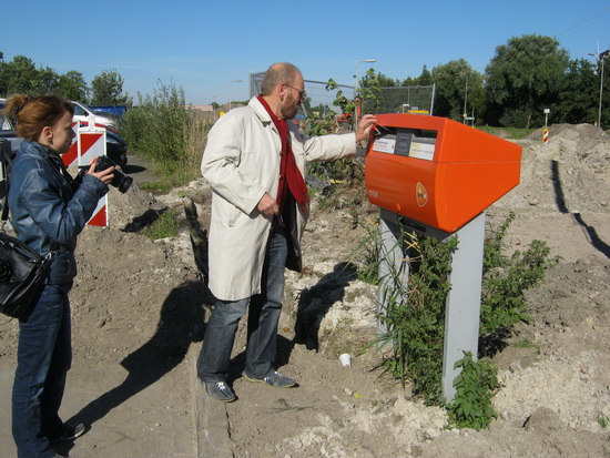 Nee, het is niet eerlijk altijd maar te katten op PostNL. Zelfs als een postbus middenin de frontlinie staat, wordt ie nog regelmatig leeggehaald!