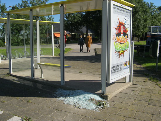 Op de carpoolplaats bij de abri aan het eind van de Langestraat Noord is weer eens een ruit gesneuveld. Dronkemanshobby of therapeutisch afreageren van frustraties? Het is al de tweede keer in korte tijd....