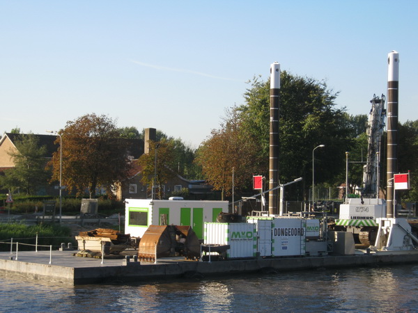 Het grote vlot (is zoiets nou een ponton of niet?) aan de zuidzijde van het Van Starkenborghkanaal, bij het sportgebouw aan de Westergast. De met wanden gevormde sleuf op de kanaalbodem moet worden uitgebaggerd, verdiept.