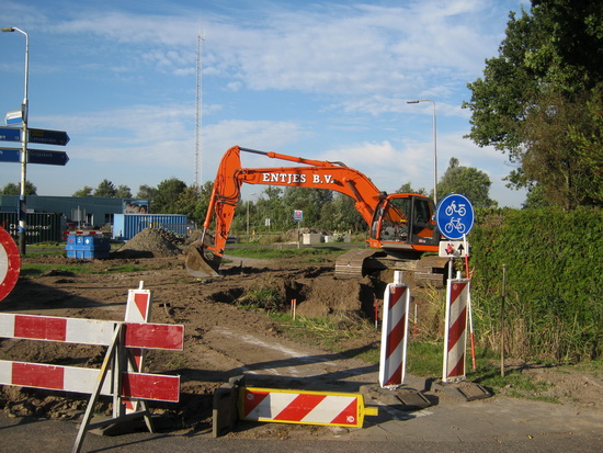 Op de terugweg vanaf Zuidhorn de fiets aan de kant gezet om toch nog wat kiekjes te 'scoren'.  Rechts naast het onbruikbaar geworden stuk fietspad wordt diep gegraven.