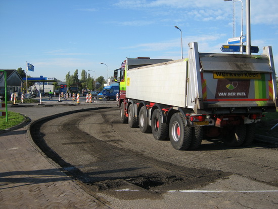 De aansluiting van de Langestraat Zuid op de N355 is onklaar gemaakt, het wegdek weggeschraapt. (Intussen is al het plaveisel verwijderd)