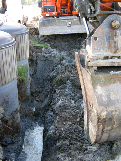 Achter de glascontainers (die opvallend genoeg zijn blijven staan....) is een diepe sleuf gegraven.... Kabels? Riolering?