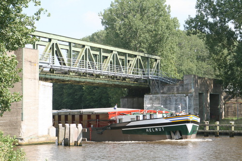 "Helmut" onder de oude spoorbrug door.... Na het voltooien van de bochtverruiming wordt deze oude brug vervangen door een nieuw exemplaar. IN 2015???!