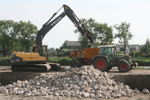 Dit is het gedeelte waar het Van Starkenborghkanaal wordt verruimd. De oude kanaalweg aan de noordkant is al vervangen door een nieuwe. Land moet nu water worden... En goed worden beschoeid....