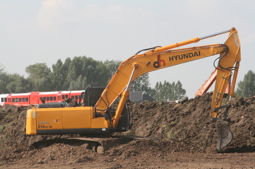 Op het Datematerrein wordt nog druk met grond "gegoocheld"... Machinepark van Douwe Hoekstra....