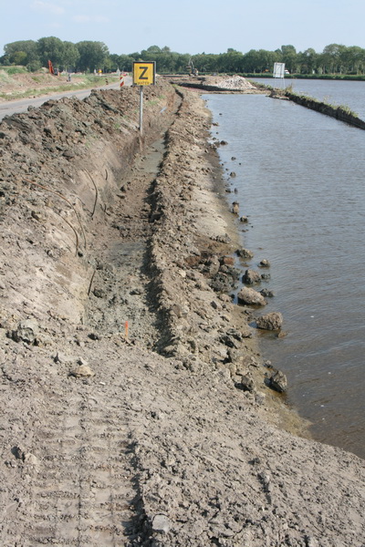 De kanaalverruiming is hier duidelijk zichtbaar. Hoe de beschoeiing eruit komt te zien?