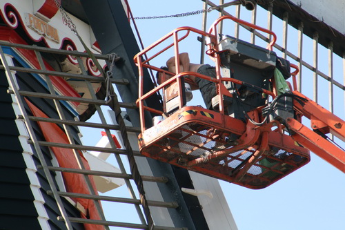 Petje af voor deze onderhoudswerker, niks voor mij op dié hoogte.....