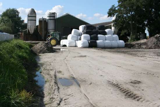 Aan de achterzijde van de boerderij van veehouder Kor Datema is meer ruimte ontstaan, zo lijkt het....