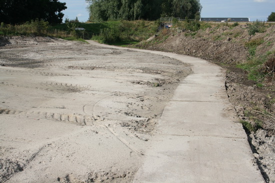 Aan de rand van het Datema-erf ligt het betonpad dat de verbinding vormt tussen de Mokkenburgweg en de kanaalweg bij Tolhek. Krijgt deze plek in de komende maanden wellicht een opknapbeurt?