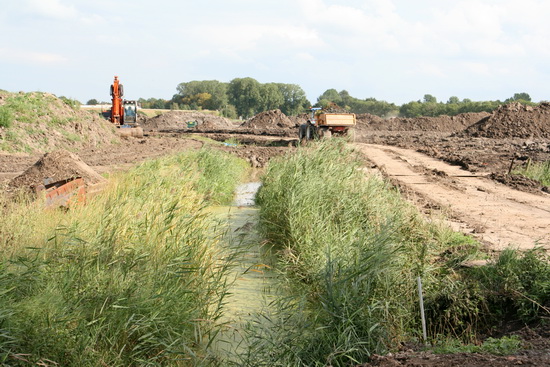 Op dit gedeelte van het Datemaland is nog volop verkeer van tractors met karren. Grijpers verplaatsen nog steeds aangevoerde grond. Nu nog een bultenrijk gebied...