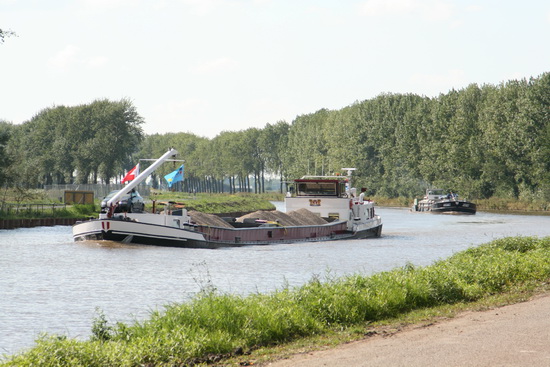 Ook op het Van Starkenborghkanaal wordt 'grond' verplaatst....