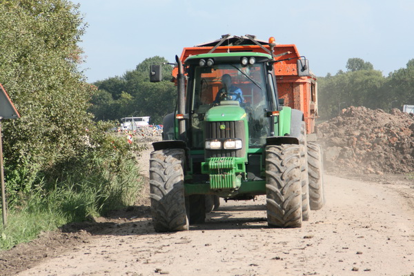De groene John Deere's rijden af en aan, de route is "enigszins stoffig" op deze zonnige donderdag 12 september jl.