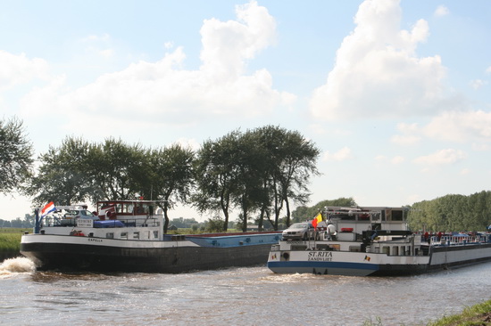 Het huidige kanaal is wel zo breed dat er kan worden gepasseerd... "Leeg" gaat sneller dan "vol"... (Blijkbaar wel radar o.i.d. aan boord!)