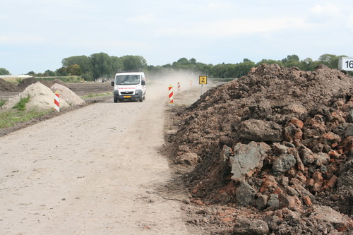 Op de modderige kanaalweg (geadviseerde snelheid: 30 km) heb je soms snelheidsmaniakken. Hier een bedrijfswagen met nogal wat haast....