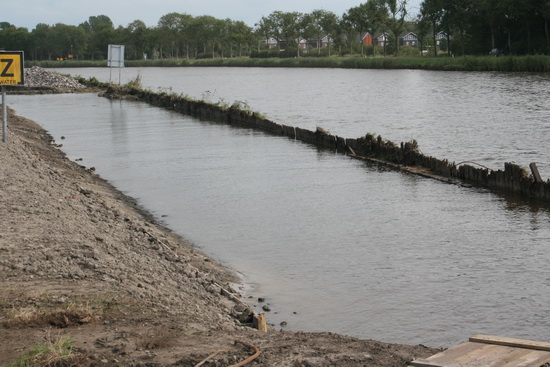 De noordelijke oever, waar steeds meer land wordt afgegraven. De oude beschoeiing zit er nog...