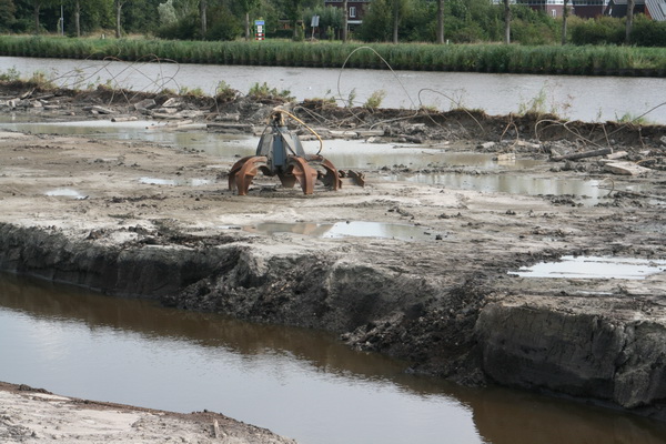 Merkwaardig stilleven.... Verroeste grijper op een stuk tussenland... Zal ook nog wel worden afgegraven...