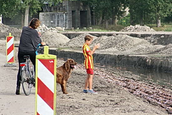 Kijk, er zijn meer mensen aan het kieken en/of filmen.... Dat tenue kan ik trouwens niet thuisbrengen... Ziet er goed uit, opvallend (veiligheid!) en in harmonie met de wegmarkeringen...