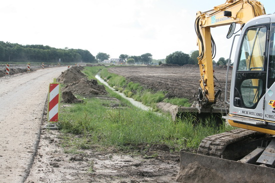 Positie dichtbij de spoorbrug, kijkend naar het westen... Vrijdagmiddag plm. 16.00 uur, einde tractorritten... Alleen de weg wordt nog schoon geborsteld. Vanuit de verte nadert de borstelende tractorchauffeur...