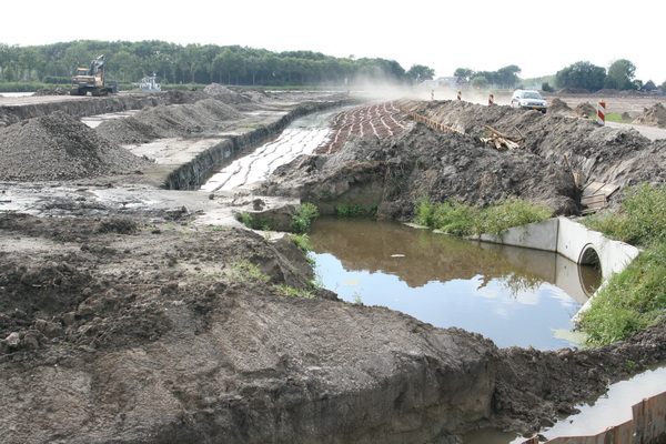 Dit vind ik ook een boeiende foto. In de verte komt de borstelende tractor naderbij in een gevarieerd kanaalverruimend landschap...