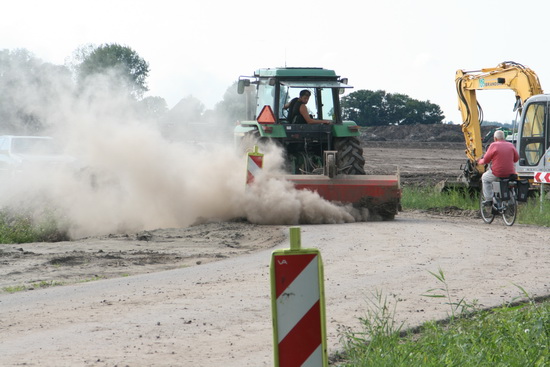 "De wind is gunstig", zegt de langs fietsende Koos Westra, "ik kan er wel langs!"