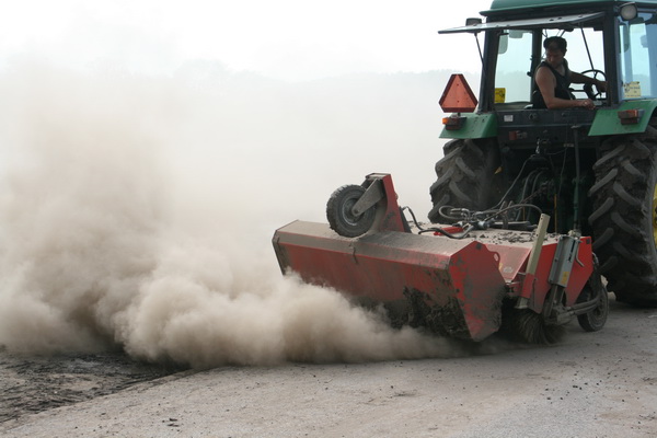 Tot ergernis van enkele passerende autobestuurders (vrijdagmiddaghaast...) blijf ik foto's maken, aan de kant van de weg.