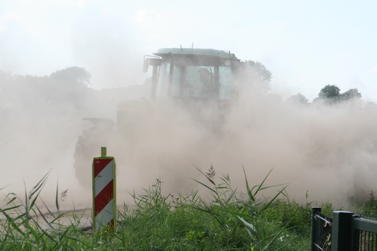 Tot de tractor op de terugweg haast aan het zicht wordt onttrokken... Weekeinde! (Voor de werkers!) Voor mij: Volgend kanaalonderwerp!