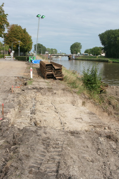 Donderdagmiddag 12 september jongstleden lag dit opengebroken weggedeelte  naast het kanaal zonder met hekwerk te zijn afgeschermd. De plek aan de noordkant waar de gasleiding verdiept wordt gelegd, verzonken in de kanaalbodem.