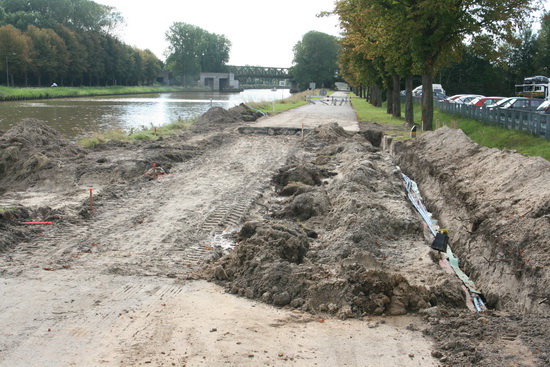 Overzicht over dit open weggedeelte van oost naar west, richting spoorbrug. Rechts de sleuf met diverse andere leidingen; links de verbindingsplek voor de gasbuis met de overkant.