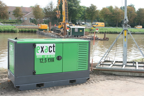 Bij de verzinkingsplek, nu achter de hekken, staat dit apparaat geluid te maken. Of werken die lampen op deze accu?