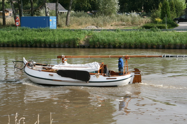 Zoals gezegd gaat het scheepvaartverkeer (uitgezonderd dat ene uur op de zaterdagavond) gewoon door, ook de pleziervaart. 