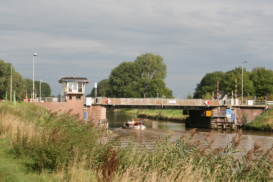 De plezierboot verdwijnt onder de brug, richting donkere wolken. Volgend weekeinde staat de brug dus twee dagen en nachten omhoog.....